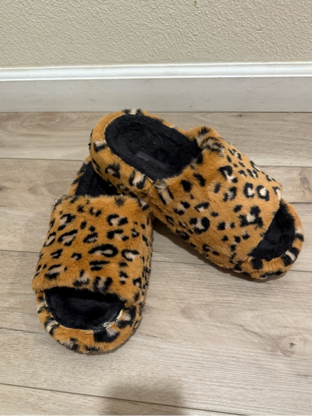 Crocs Fuzzy Leopard Print Slides Slippers Size 11 Women’s/9 Men’s Cozy Plush